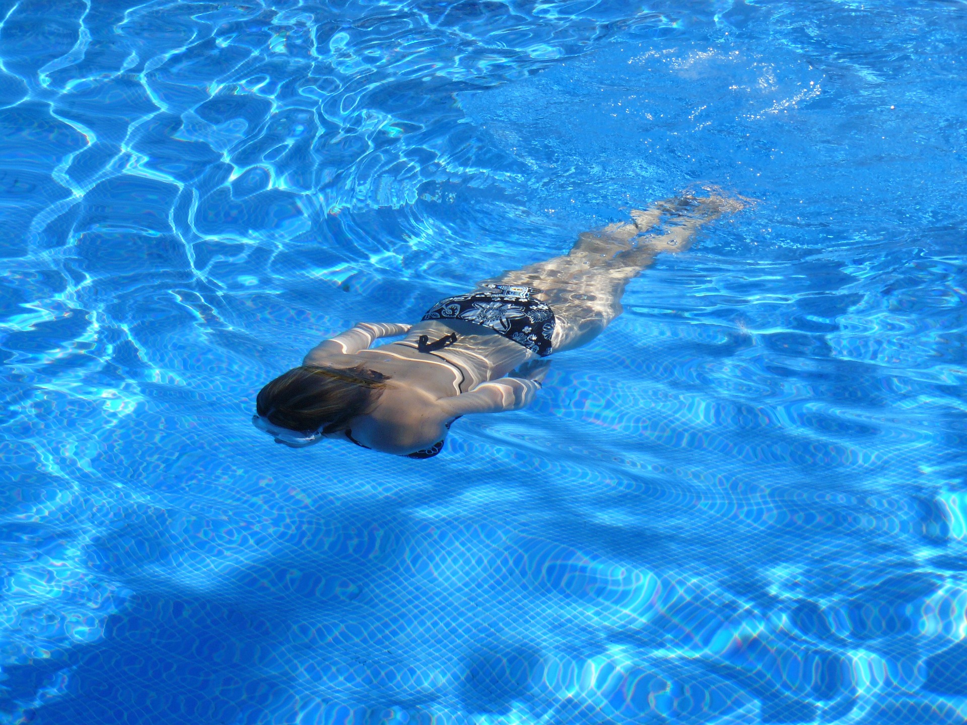 Frau schwimmt in einem Becken